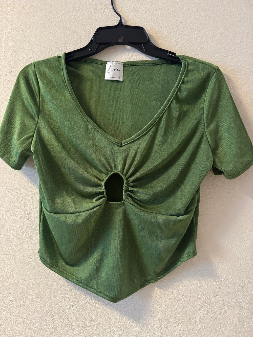 Livi Active Olive Green Front Keyhole V-Neck Crop Top